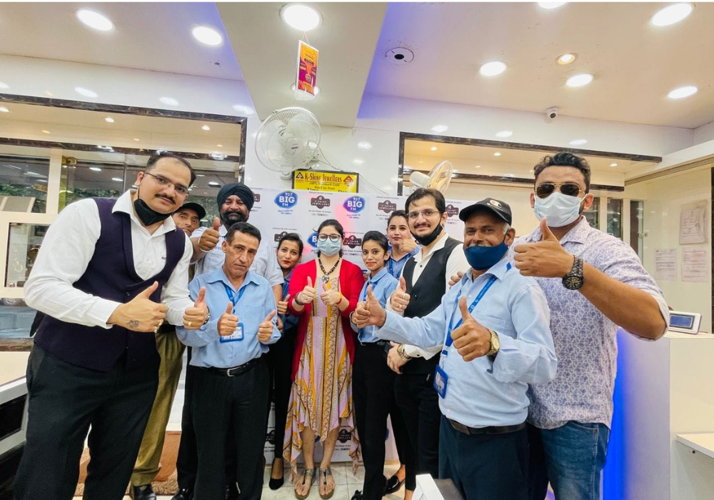 entire team of kshine jewellers cheering up with the team of 92.7 big fm jammu.